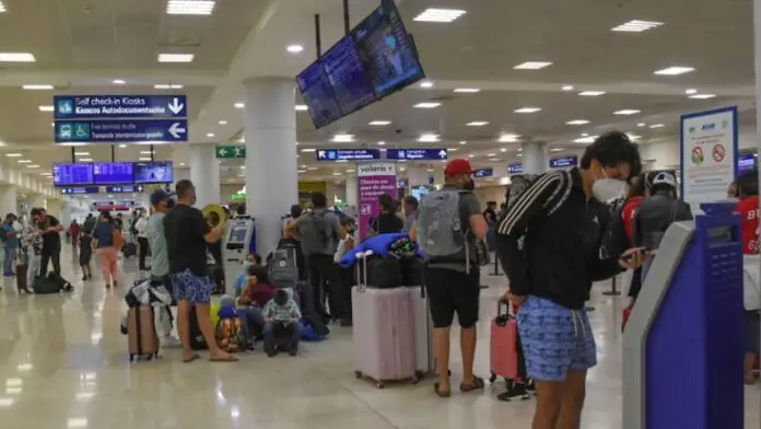 Comenzaron las pruebas de detección de COVID-19 en módulos en el aeropuerto de Cancún.