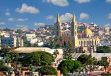 More American Women Are Moving to Mexico