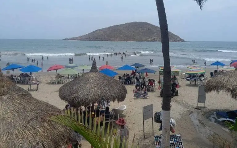 Another rescue from the sea in Mazatlan; lifeguards save three minors ...