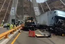 A trailer traveling in the wrong direction crashed into a checkpoint, killing three officers on the Durango-Mazatlán highway.