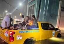 Eight people rescued from vehicles stranded by rain in Mazatlán