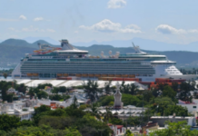The Navigator of the Seas cruise ship arrives in Mazatlán with more than 5,000 tourists.