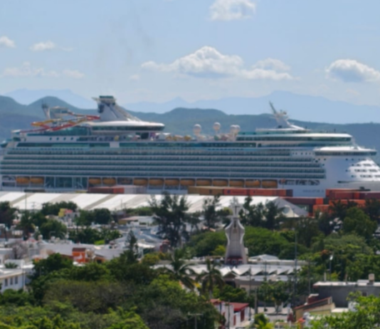 The Navigator of the Seas cruise ship arrives in Mazatlán with more than 5,000 tourists.