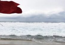 Thirteen Tourists, Including Six Minors, Rescued from Heavy Waves in Mazatlán