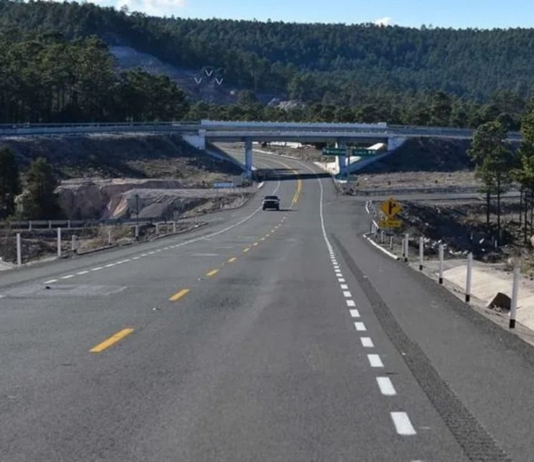 Driver of Toyota Tacoma pickup robbed at gunpoint on the Durango-Mazatlán highway.