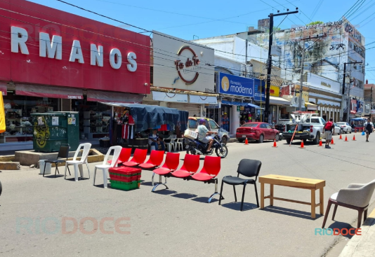 Merchants block street in downtown Mazatlán due to power outage.